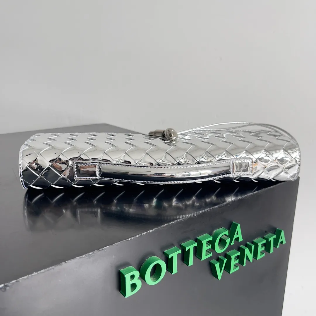 The batch of 1360 BV Andiamo evening handbags has been heavily planted again~ The designer aesthetics in the era of economic downturn are back. I fall in love with it at first sight and can't put it down. It's so beautiful and full of aura. The shape and texture are very competitive. It's light in weight and has sufficient capacity. It's a must-have for fashionistas. It's suitable for many occasions, minimalist, high-end and light luxury. Model No.: 741511 Size: 31*13*3cm